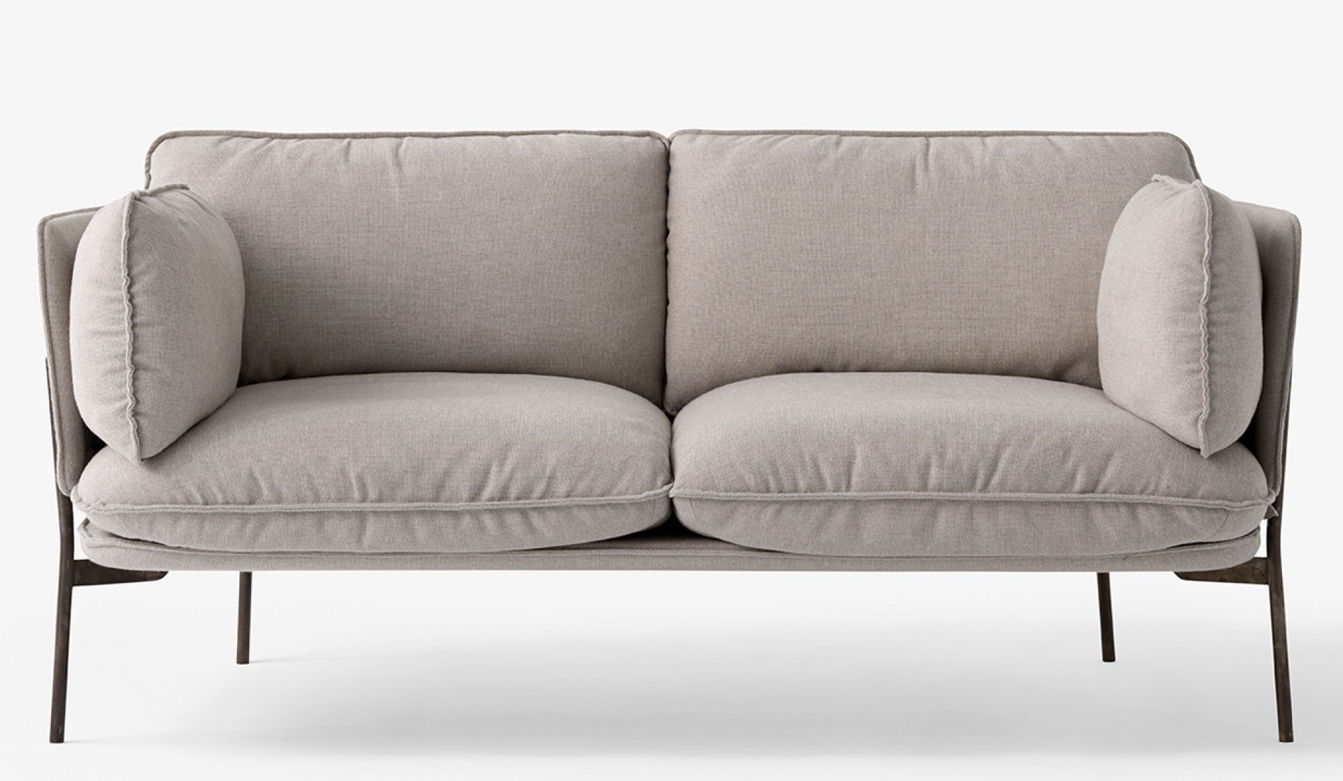 Cloud Sofa: AndTradition 2-Sitzer Sofa LN2 in Beige mit Armlehnen und Metallbeinen.